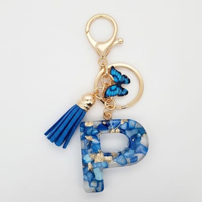 Blauwe letter P sleutelhanger met kwastje en vlinder – sleutelhanger voor dames – goudkleurige metalen keychain met acryl initiaal P hanger, decoratieve bedel en tassel