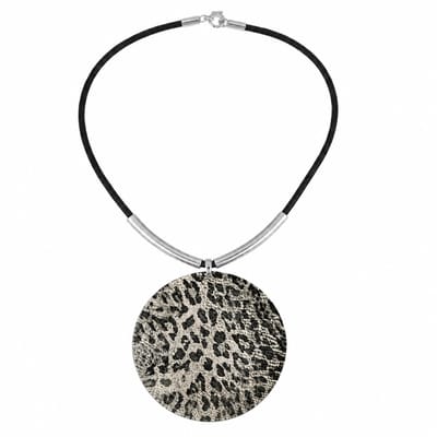 Zwart-zilverkleurige ketting voor dames met grote ronde hanger in zwart-witte dierenprint – statement ketting met fantasiehanger