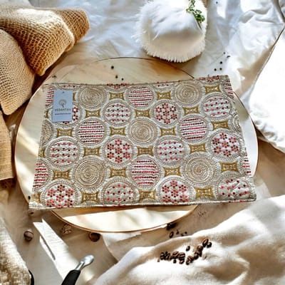 Placemat met etnisch borduurwerk - placemats katoensilk - 45 x 30 cm - 2 stuks - Bordonderzetters antislip - Tafeldecoratie - Tafelonderzetter - Luxe tafeldecoratie - Placemat - Onderzetter - Tafeldecoratie accessoires - Kerstmis - Feest