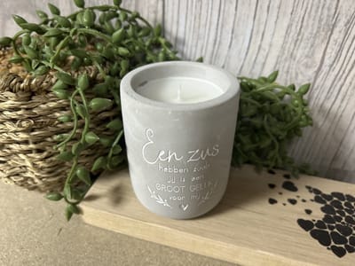Creaties van Hier – Cement Candle Zus met houten plankje - 8 cm – Cement - kaars