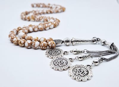 Handgemaakte tesbih "Tasbih" natuursteen "Wit howliet gesponnen goud" - Aantal kralen 99 - Diameter kralen 8MM - met metaal tassel "Allah" - Een mooi cadeau-idee