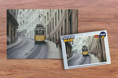 Puzzel De gele tram rijdt omhoog in de steile straten van Lissabon - Legpuzzel - Puzzel 1000 stukjes volwassenen