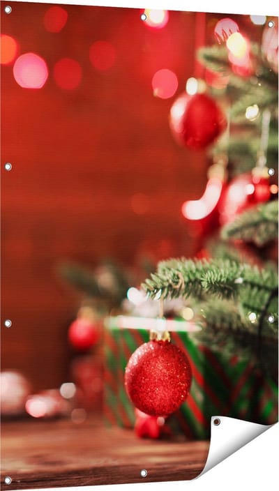 Gards Tuinposter Kerstboom met Rode Lichtjes en Kerstballen - 80x120 cm - Tuindoek - Tuindecoratie - Wanddecoratie buiten - Tuinschilderij