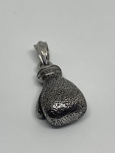 RH Jewelry® Herenhanger “Bokshandschoen Bewerkt” – 316L Chirurgisch Staal – Hypoallergeen – Inclusief Luxe Geschenkdoos