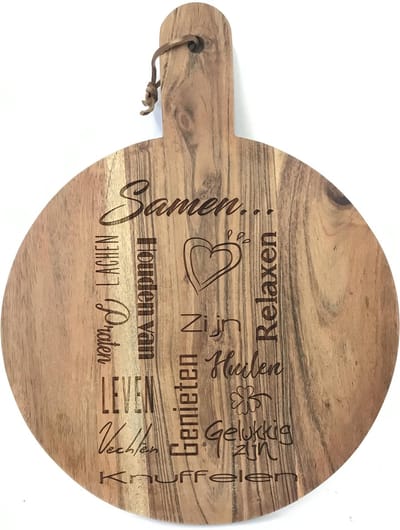 Ronde snijplank/hapjesplank met tekst gravure SAMEN. Een origineel cadeau iemand die gaat samenwonen, trouwen, valentijn of iets anders SAMEN te vieren heeft. Het formaat is 40x30cm incl. handvat en 30cm doorsnede excl. handvat
