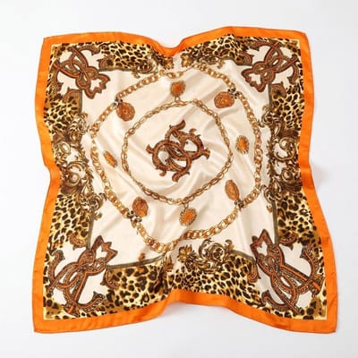 Mandarin satijnen bandana voor dames – vierkante glanzende bandana met kettingprint en oranje rand – lichte modieuze hoofddoek voor dagelijks gebruik
