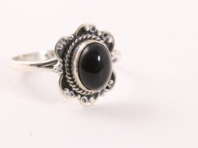 Fijne bewerkte zilveren ring met onyx - maat 15.5
