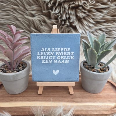 Robuust wenstegeltje "Als Liefde Leven Wordt " – Hip trendy tegeltje – Geboortecadeau – Cadeau voor Nieuwe Woning, Housewarming of Gezinscadeau – Sfeervol en Persoonlijk - Vriend(in) - Zomaar – Decoratief Tegeltje met Standaard – Cadeau Idee