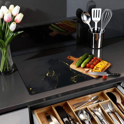 KitchenArt - Black Marble Gold – Inductie Beschermer - 76x51.5 cm - Kookplaat Beschermer - Luxe Afdekplaat Inductieplaat - Anti-slip & Oprolbaar - Beschermmat Inductiekookplaat