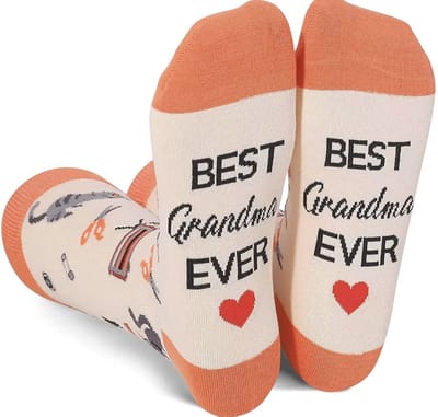 SilverAndCoco® - Oma Sokken / Gekke Vrolijke Foute Kleding / Leuke Grappige Dikke Warme Vrouw Socks / Verjaardag Geschenk accessoires Sok Outfit Katoen / Vrouwen Sinterklaas Schoen Kerst Cadeau met Tekst - Best Grandma