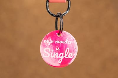 Crackerjack hondenpenning - Fun tag - Mijn moeder is single - slijtvast - moddervast - uniek - leuk als cadeau