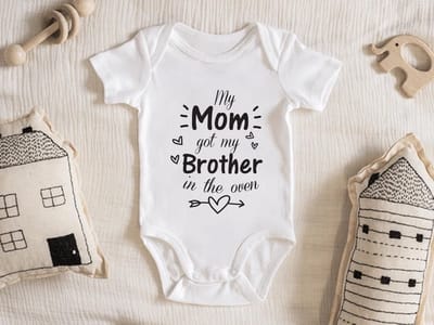 Hospitrix Baby Rompertje met Tekst "My mom got my brother in the oven" | Korte Mouw | Cadeau voor Zwangerschap | Bekendmaking | Aankondiging | Broer |