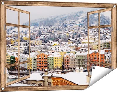 Gards Tuinposter Doorkijk Gekleurde Huisjes met Sneeuw in Oostenrijk - 90x60 cm - Tuindoek - Tuindecoratie - Wanddecoratie buiten - Tuinschilderij