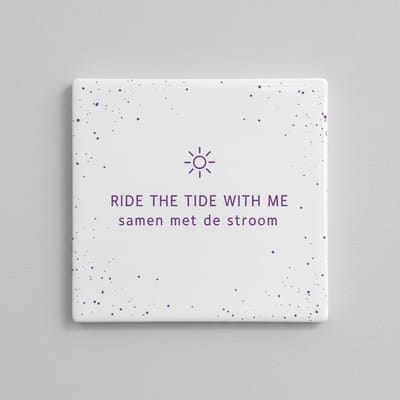 Romantische Quote Tegel – “Ride the Tide with Me – Samen met de Stroom” – Minimalistische Decoratieve Keramische Tegel 15 × 15 cm