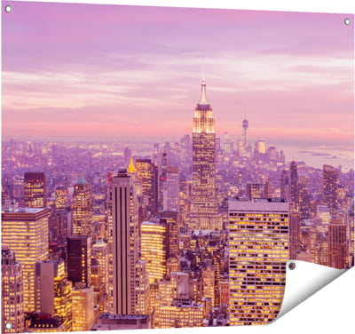 Gards Tuinposter New York Skyline met Lichten bij Zonsondergang - 100x80 cm - Tuindoek - Tuindecoratie - Wanddecoratie buiten - Tuinschilderij