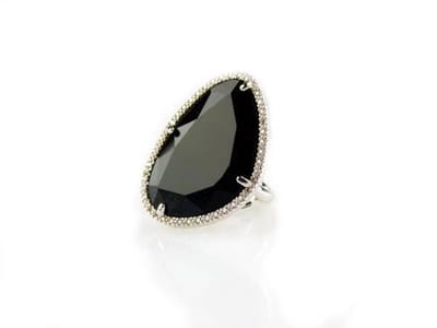 ring in zilver gerodieerd gezet met zwarte steen en cubic zirconia model druppel