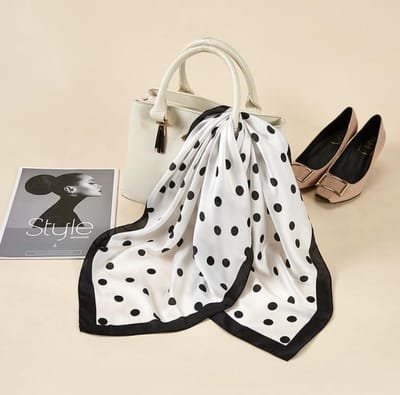 Stijlvolle Sjaal Polkadot Dots Zwart Off-White – Stip / Stippen - Hoofdband - Sjaaltje - Bandana - Haarband | Zwart - Off-White | Dots | Elegant - Casual Klassiek - Zakelijk - Tijdloos | Chique om nek – arm of aan tas! Ook leuk als riem | 70 x 70 cm
