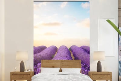 Behang - Fotobehang Lavendel - Lucht - Wolken - Bloemen - Breedte 200 cm x hoogte 300 cm