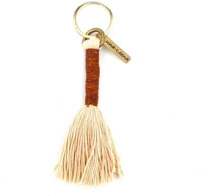 Luna-Leena duurzame sleutelhanger/ tashanger met kwast van ecru biologisch katoen en bruin leer - handgemaakt in Nepal - bag hanger - long keychain tassel - off white - kado - cadeau - boho - Ibiza - bohemian