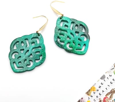 Jeannette-Creatief® - Resin - Barok Ruit Groen - Resin Oorbellen - Oorbellen Dames - Groene Oorbellen - Gouden Oorbellen - Sieraden - Emerald Green - Transformative Teal - Teal Green