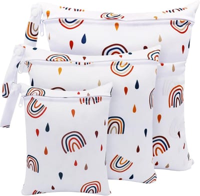 Ruime luiertas met 3-delige natte tas set, herbruikbare luiers, organizer voor kinderdagverblijf en waszakken in wit met regenboogdesign