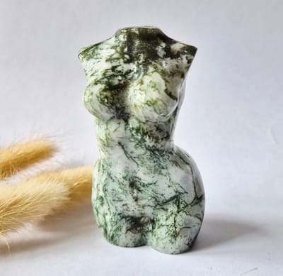 Mosagaat vrouwenbeeldje 8 cm (#26) – handgeslepen edelsteen carving