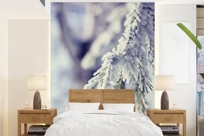 Behang - Fotobehang Winter - Dennenboom - Sneeuw - Landelijk - Breedte 160 cm x hoogte 220 cm