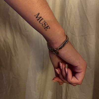 Tijdelijke tattoo muse | Neptattoo volwassenen | Tijdelijke tattoo voor volwassenen | Temporary tattoo | Plaktattoos voor volwassenen | Neptattoos | Probeer zorgeloos een tattoo | tattforaweek