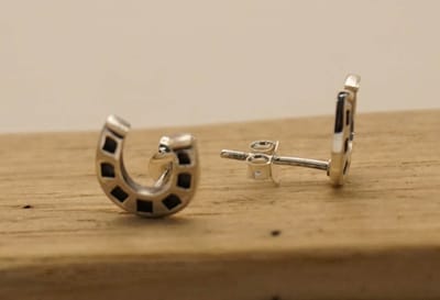 Zilveren hoefijzer oorknoppen - sterling zilveren oorknopjes hoefijzer - geluksbrenger oorknoppen van 925 zilver - oorbellen hoefijzers - leuke paardenliefhebbers oorknoppen