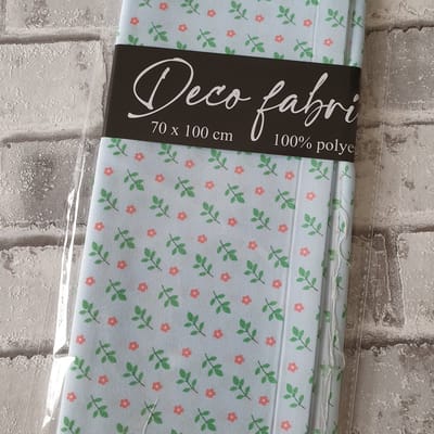 Deco Stof, 100% Polyester, quilten, patchwork, embroidery, 70 x 100 cm, Print lichtblauw met bloemen