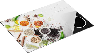 Chefcare Inductie Beschermer Kruidenbakjes op een Witte Houten Tafel - 75x50 cm - Afdekplaat Inductie - Kookplaat Beschermer - Inductie Mat