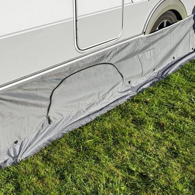 Campout Tochtstrook met Opbergvakken – 50 x 410-800 cm - Tochtstopper – Tochtstrip - Extra Comfort en Opbergruimte - Voor Caravans en campers 4 - 8 m – Tot 50 cm hoogte - 2 opbergvakken - Incl. tentharingen & Opbergtas