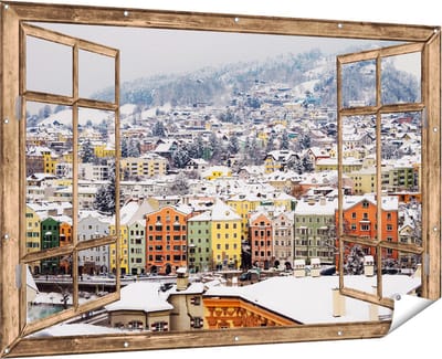 Gards Tuinposter Doorkijk Gekleurde Huisjes met Sneeuw in Oostenrijk - 180x120 cm - Tuindoek - Tuindecoratie - Wanddecoratie buiten - Tuinschilderij