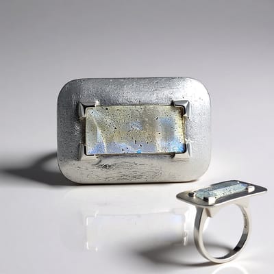 Cavill - Zilveren ring met 3,191 ct Labradoriet baguette - 925 Sterling Zilver - Verstelbaar, elegant, modern dames sieraad
