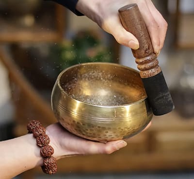 Handgemaakte Tibetaanse klankschaal set met leren beater voor geluidstherapie, meditatie en ontspanning - perfect als cadeau of decoratie voor yoga en mindfulness