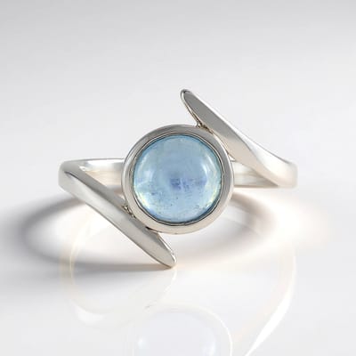 Cavill - Zilveren ring platina verguld - 925 Sterling Zilver - 1 228 ct ronde Ofiki Aquamarijn cabochon - moderne stijlvolle damesring - blauw