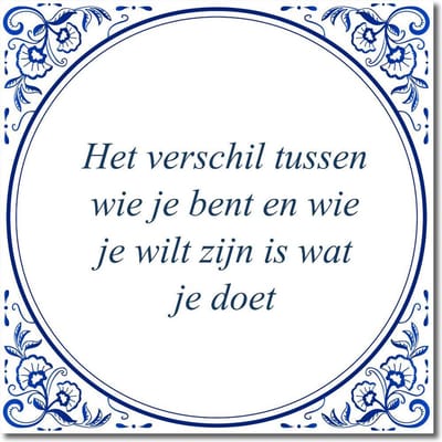 Tegeltje met standaard - Het verschil tussen wie je bent en wie je wilt zijn is wat je doet