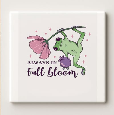 Keramische Kunsttegel 15x15cm – “Always in Full Bloom” Schattige Kikker met Bloem Ontwerp – Speelse Natuur Geïnspireerde Muurdecoratie voor Huis