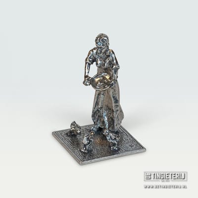 Tinnen Boerin met Kippen Beeldje – Handgemaakt Miniatuur Boerenerf – Landelijk Beroepenbeeld – Uniek Cadeau & Decoratie - jubileum