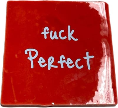 Hippe tegeltje met tekst: Fuck Perfect | Rood met pastel blauw | Gepersonaliseerde cadeau | Hippe Spreuktegel | Nieuwe woning cadeau | Housewarming cadeau
