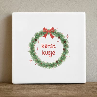 Kerst Kusje – Feestelijke Krans Keramische Tegel 15 × 15 cm | Kerst Woondecoratie Cadeau