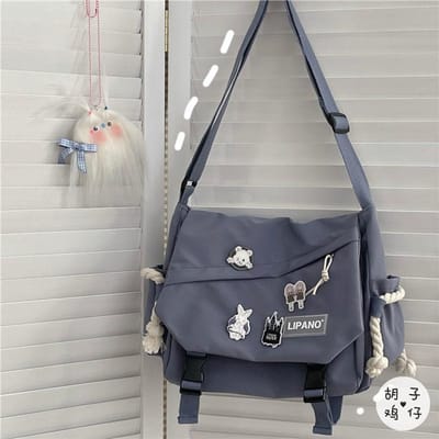 Sacoche Décorée de Broches Kawaii, Sac Bandoulière à Rabat Décoré Boucle à Libération Rapide, Sac d'École Grande Capacité 30x26x11cm