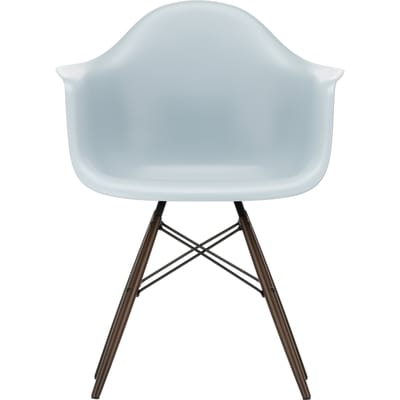 Vitra - DAW Eames Plastic Armchair - ijsgrijs RE - donkere esdoorn - blauw