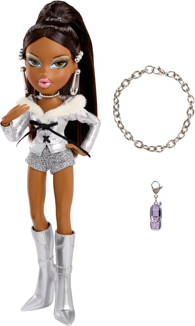 MGA Bratz Charmz modepop Sasha met bedelarmband en accessoires.