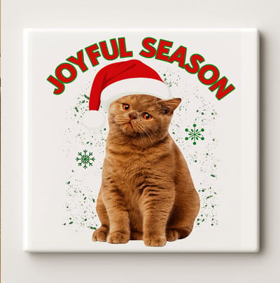 Joyful Season Kat Keramische Tegel – Schattige Kerst Kat met Kerstmuts Wanddecoratie – Feestelijke Kerst Woondecoratie – 15 × 15 cm