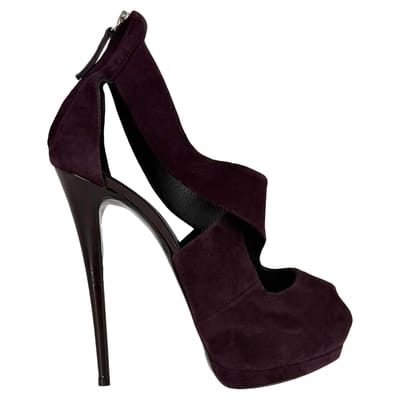 Giuseppe Zanotti platformpumps met gekruiste bandjes in bordeauxrood suède.