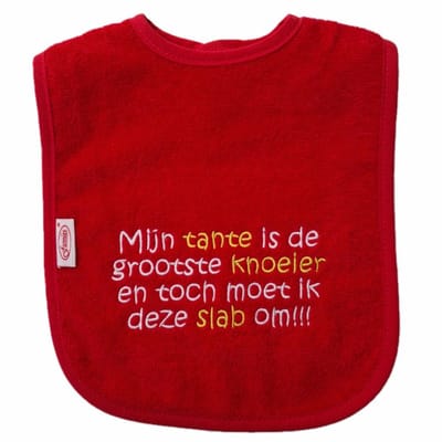 Rode slab met "Mijn tante is de grootste knoeier en toch moet ik deze slab om" - knoeien, knoeiertje, eten, kraamcadeautje, cadeautje