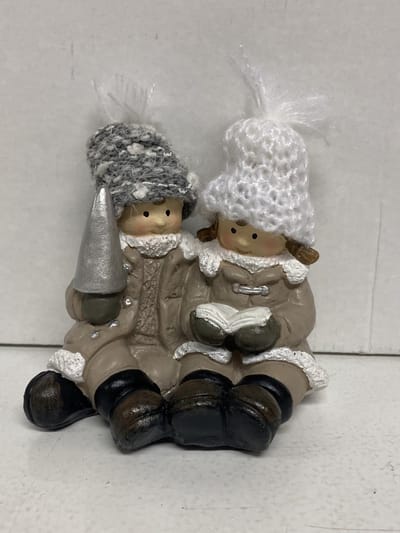 Kerstbeeldjes - Set van 2 stuks aan elkaar- Kerst jongen & meisje -taupe + zilveren boom - Kerstdecoratie - 10.5x8.5x9.5cm