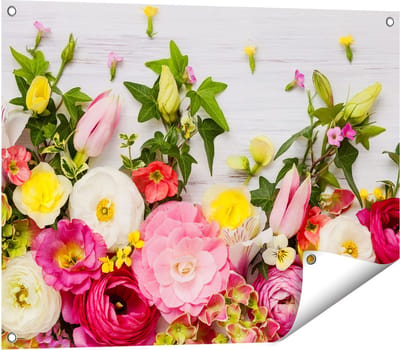 Gards Tuinposter Bloemen op een Witte Houten Achtergrond - 80x60 cm - Tuindoek - Tuindecoratie - Wanddecoratie buiten - Tuinschilderij