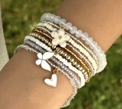 12Getit Bohemian armbandje wit met bloem, hartje en vlinder hangertjes.